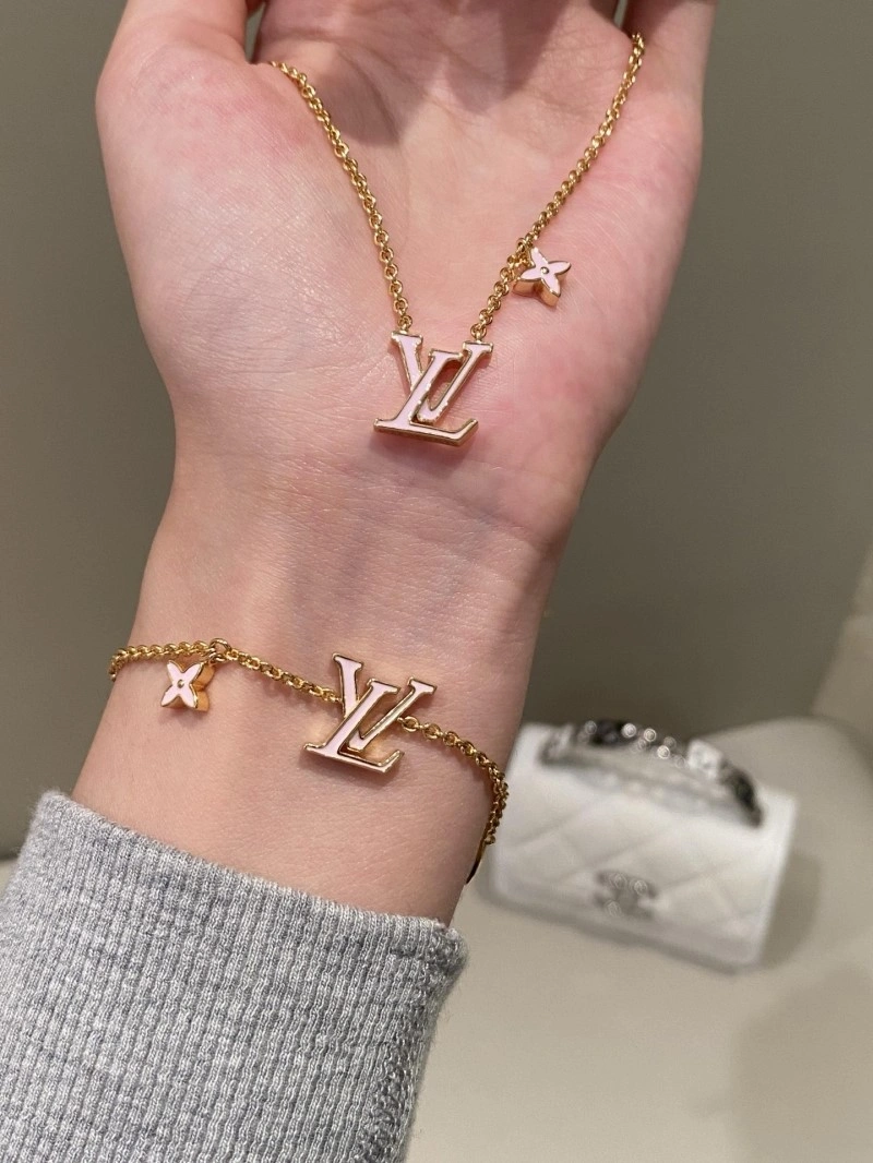Functional Louis Vuitton Necklaces 247711