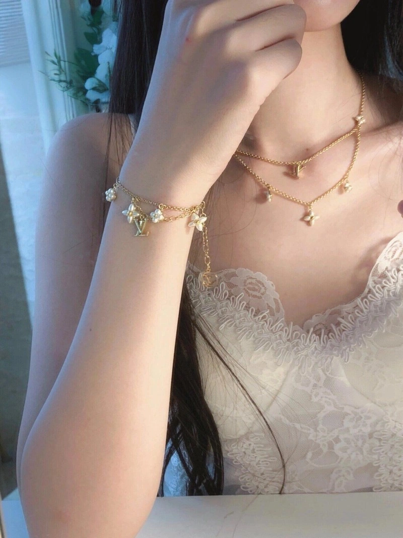 Louis Vuitton Necklaces Youthful 247709