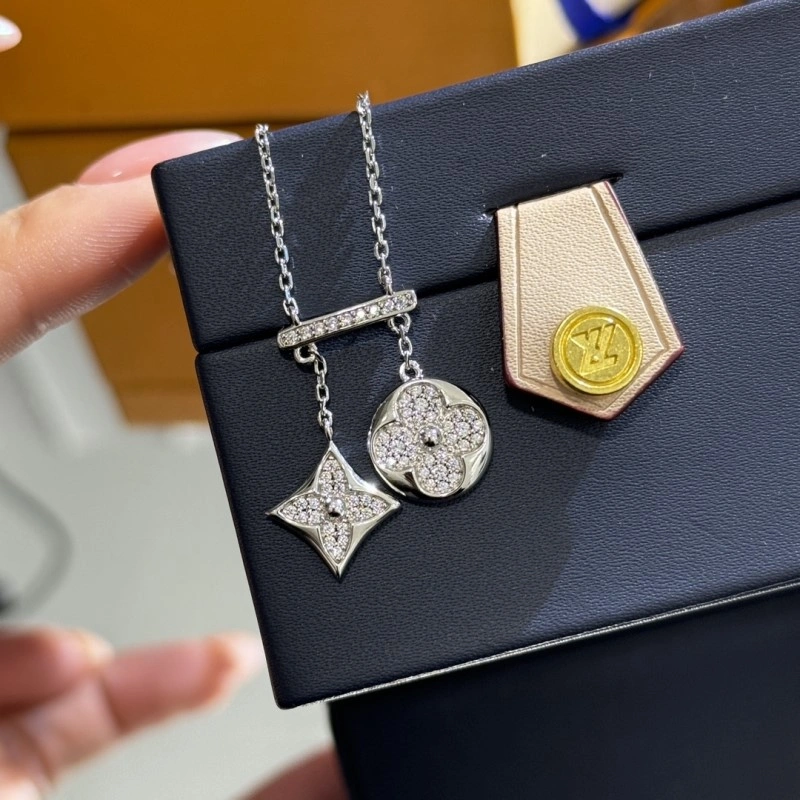 Louis Vuitton Necklaces Vibrant 247677