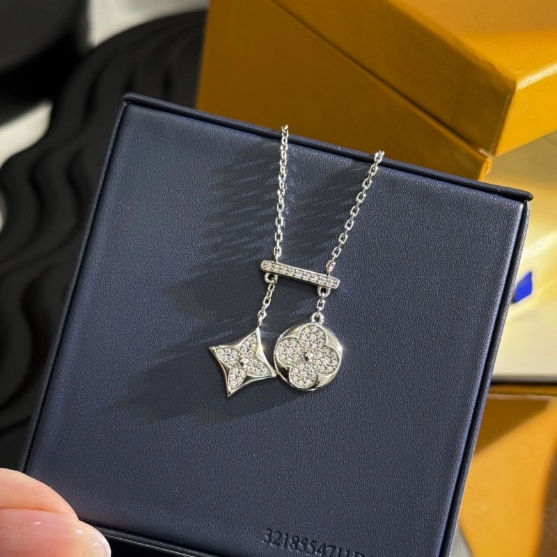 Louis Vuitton Necklaces Vibrant 247677