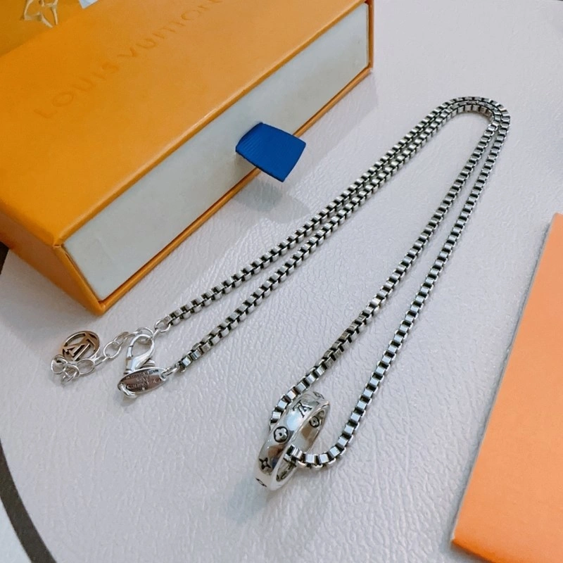 SmoothTexture Louis Vuitton Necklaces 247678