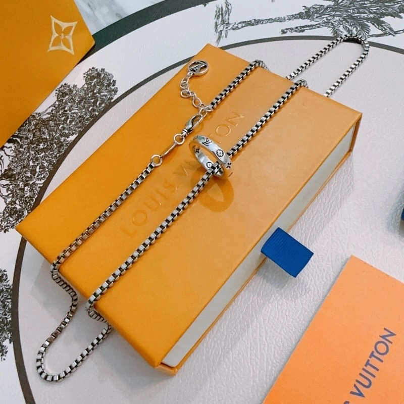 SmoothTexture Louis Vuitton Necklaces 247678