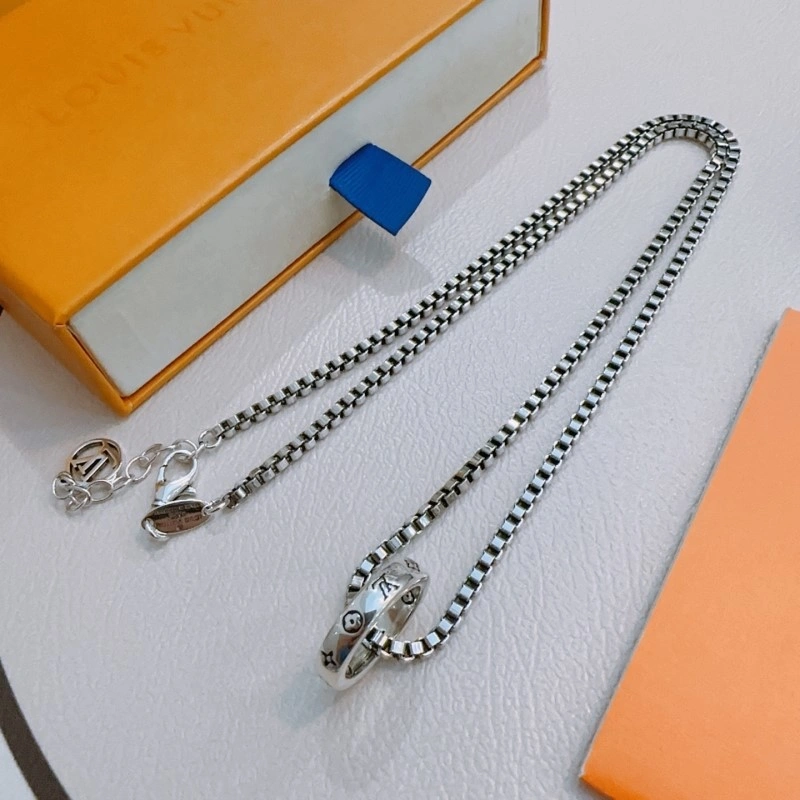 SmoothTexture Louis Vuitton Necklaces 247678