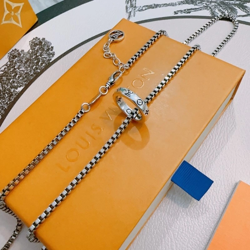 SmoothTexture Louis Vuitton Necklaces 247678