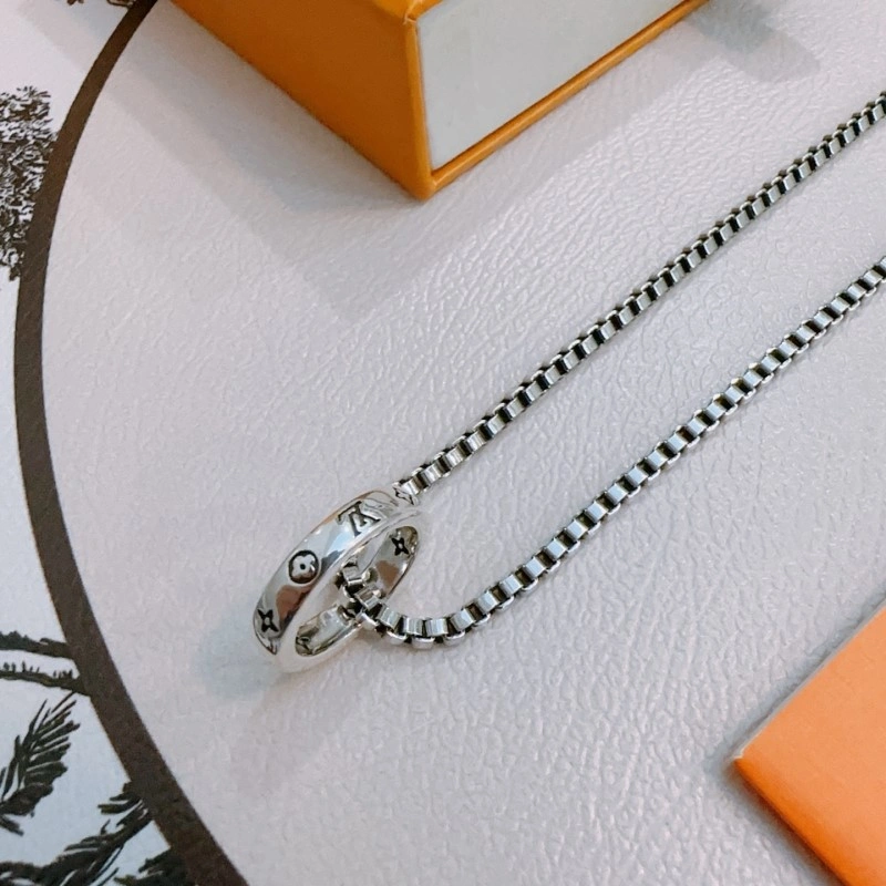 SmoothTexture Louis Vuitton Necklaces 247678