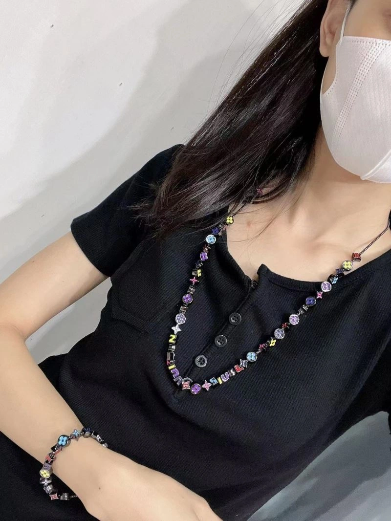 Louis Vuitton Necklaces Durable 268415