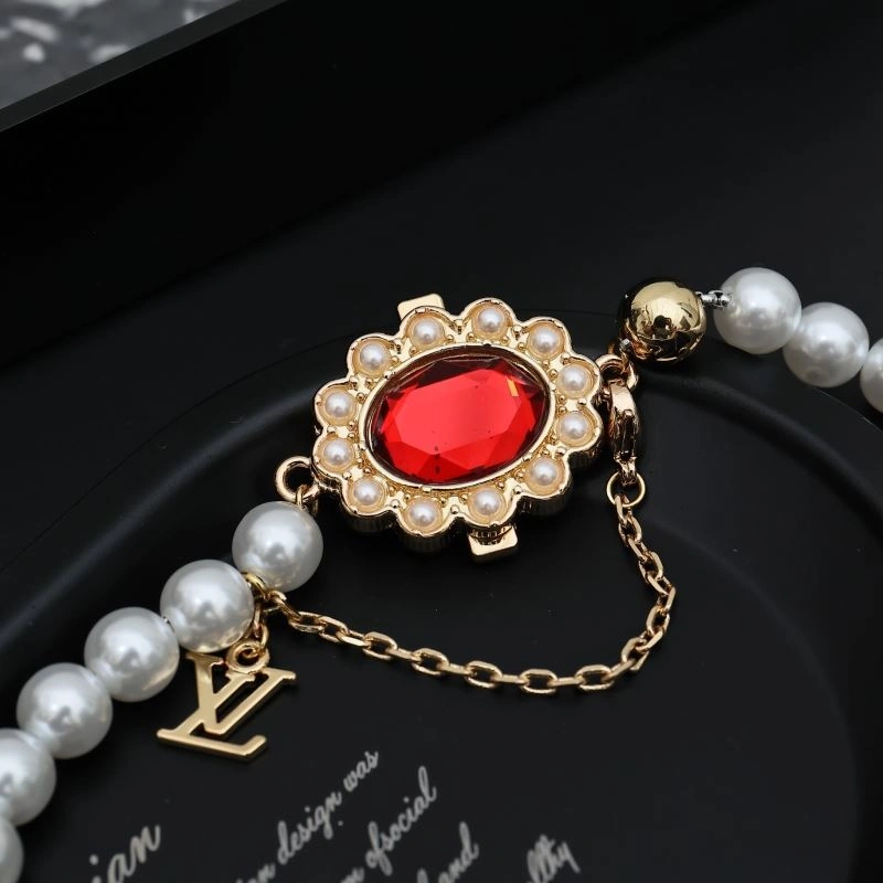 Snug Louis Vuitton Necklaces 268385