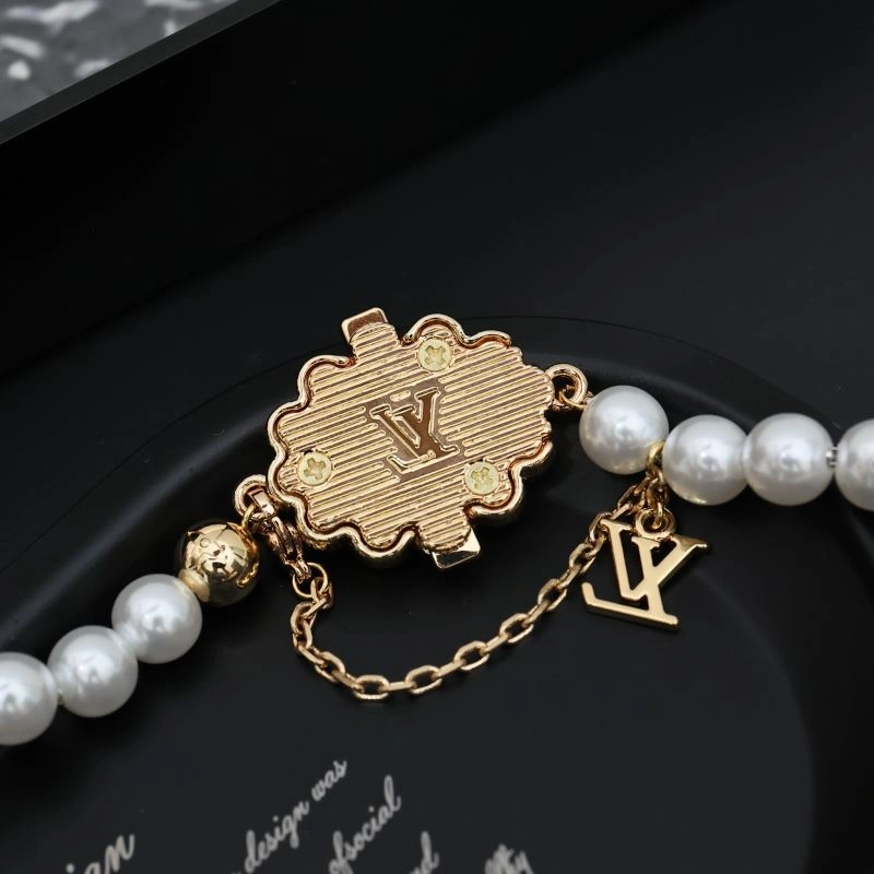 Snug Louis Vuitton Necklaces 268385