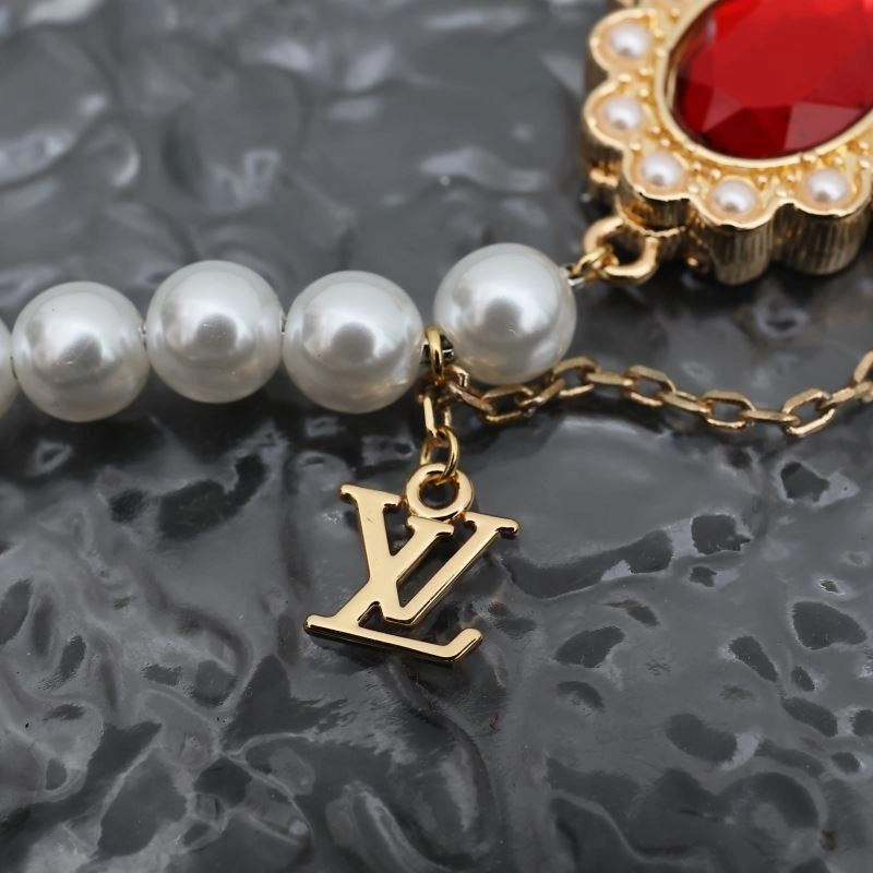 Snug Louis Vuitton Necklaces 268385