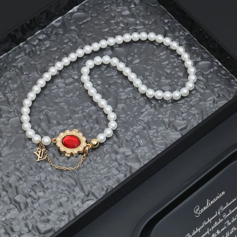 Snug Louis Vuitton Necklaces 268385