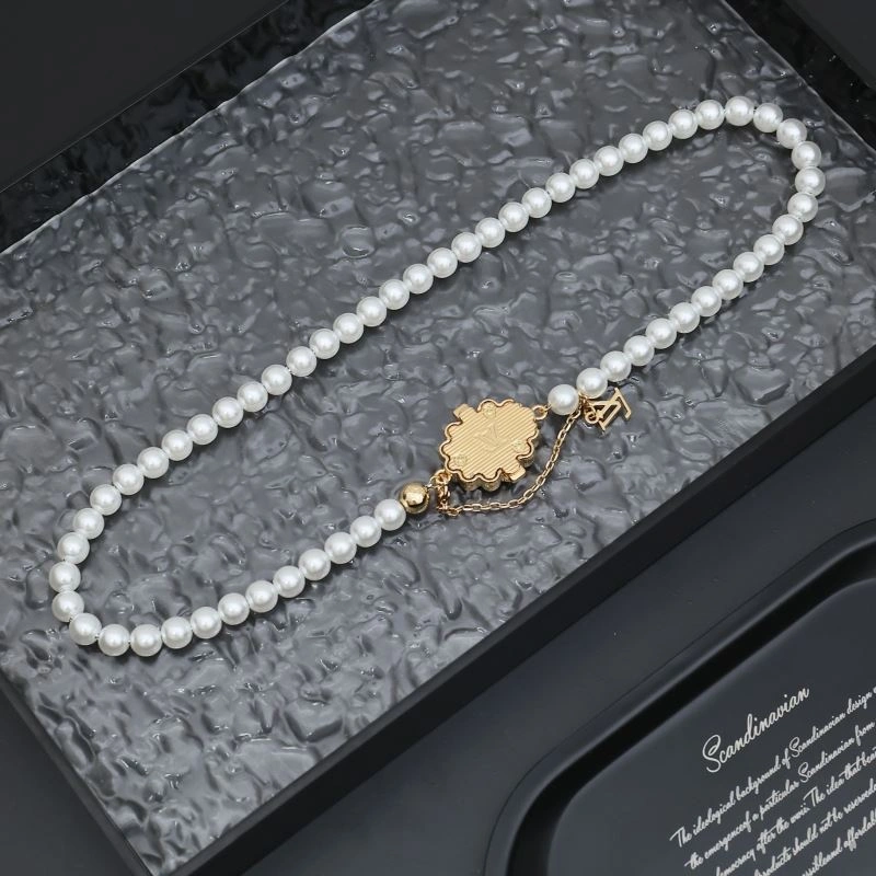 Snug Louis Vuitton Necklaces 268385