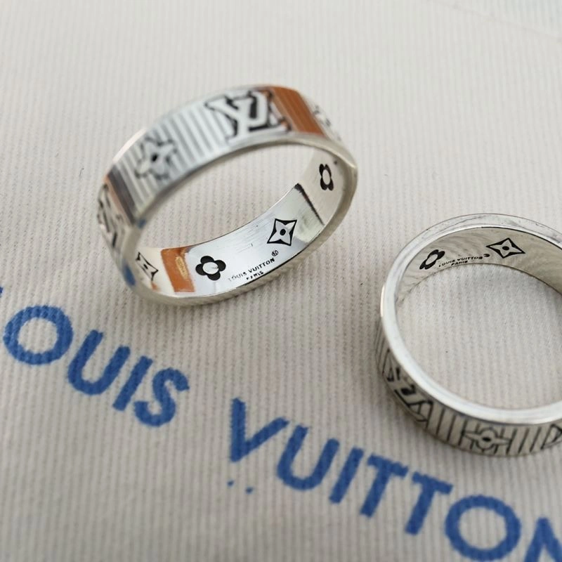 Supportive Louis Vuitton Necklaces 268379