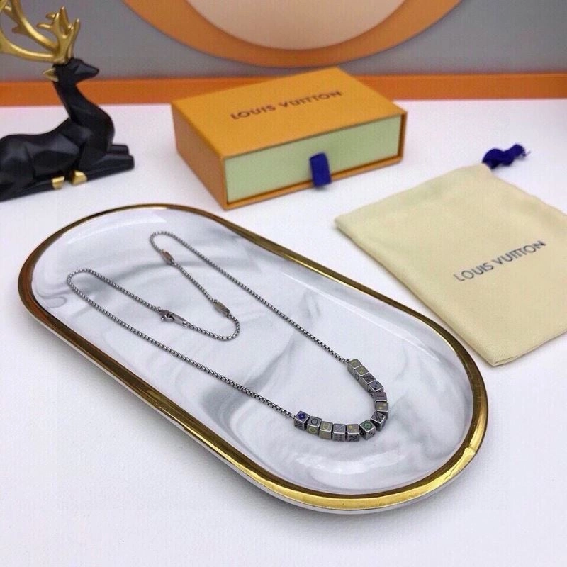 UrbanChic Louis Vuitton Necklaces 268376
