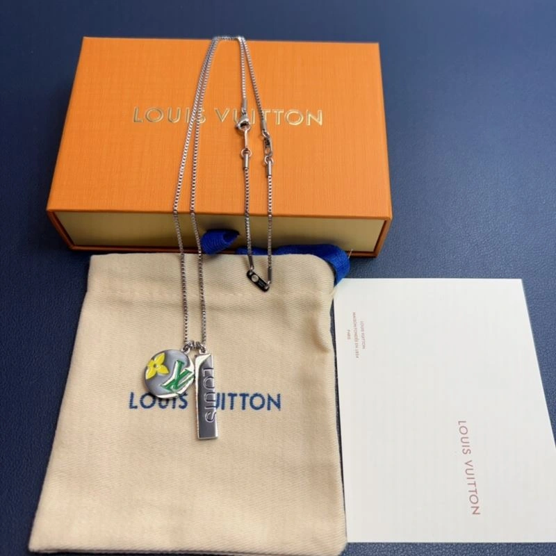 Compact Louis Vuitton Necklaces 268371
