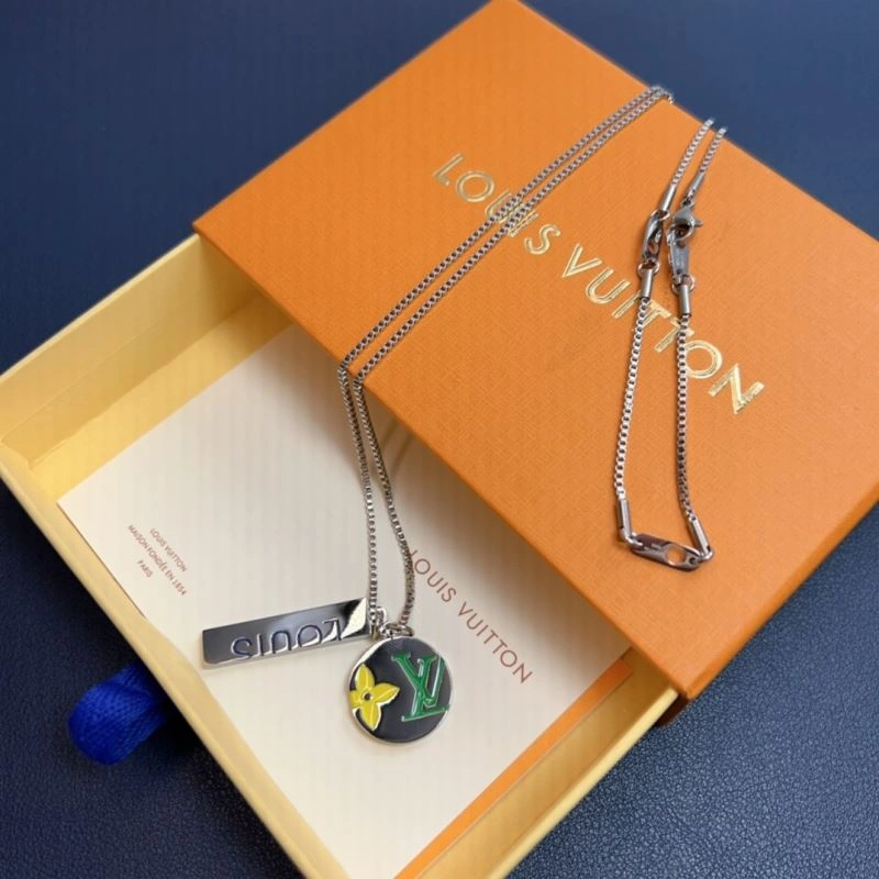 Compact Louis Vuitton Necklaces 268371