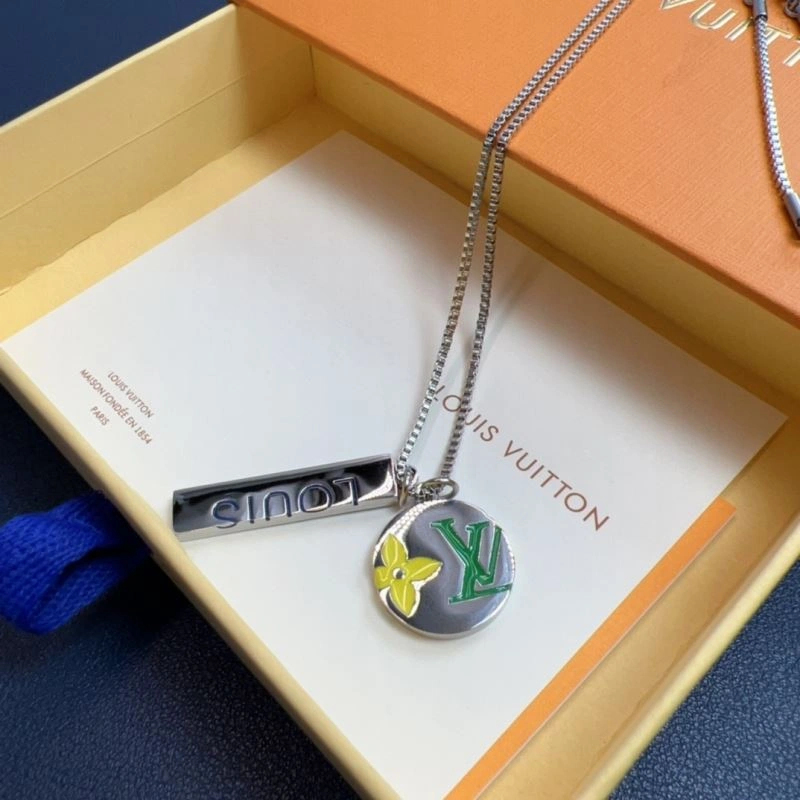 Compact Louis Vuitton Necklaces 268371