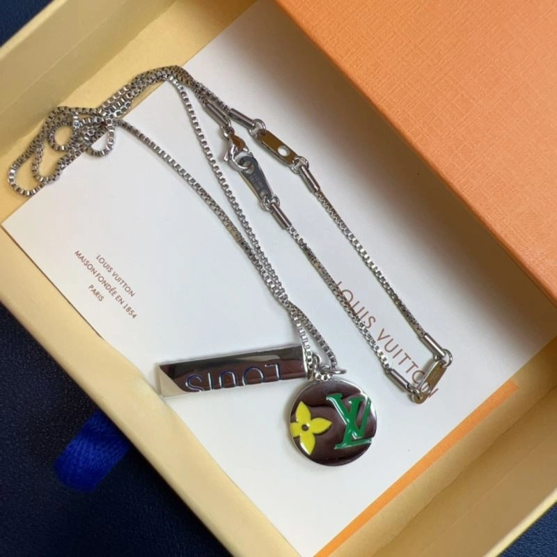 Compact Louis Vuitton Necklaces 268371