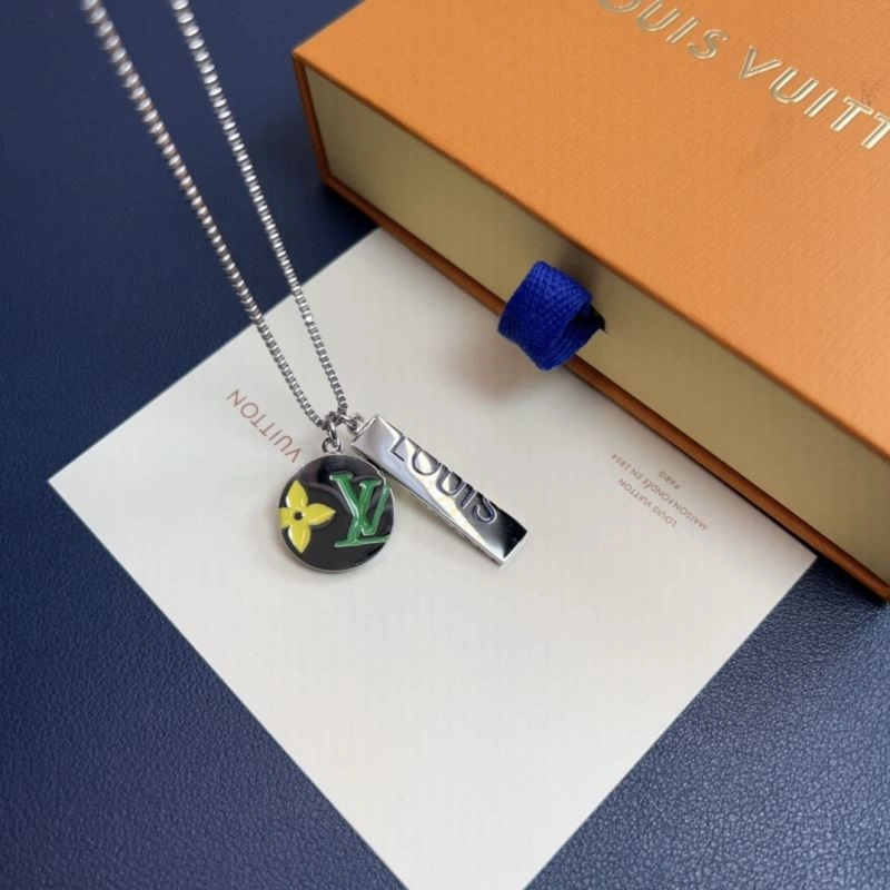 Compact Louis Vuitton Necklaces 268371