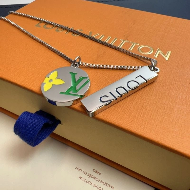 Compact Louis Vuitton Necklaces 268371