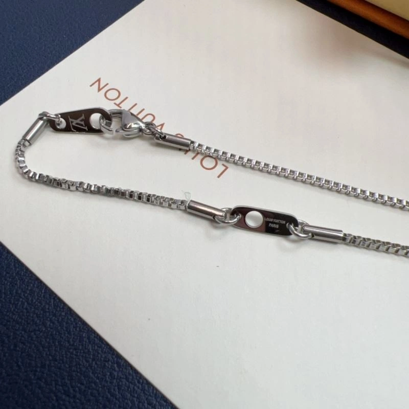 Compact Louis Vuitton Necklaces 268371