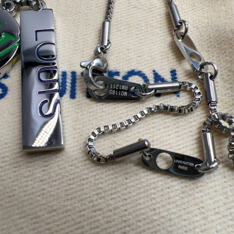 Compact Louis Vuitton Necklaces 268371