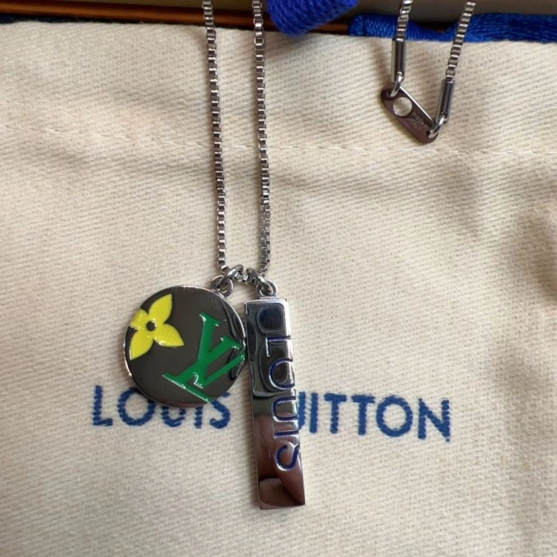 Compact Louis Vuitton Necklaces 268371