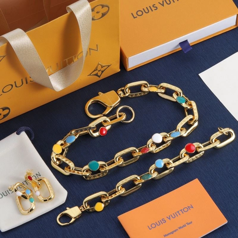 Louis Vuitton Necklaces UrbanChic 268361