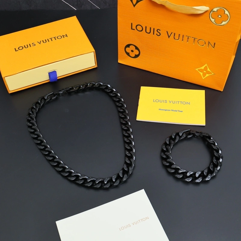 Sleek Louis Vuitton Necklaces 268318