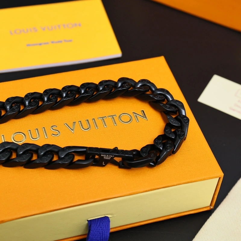 Sleek Louis Vuitton Necklaces 268318