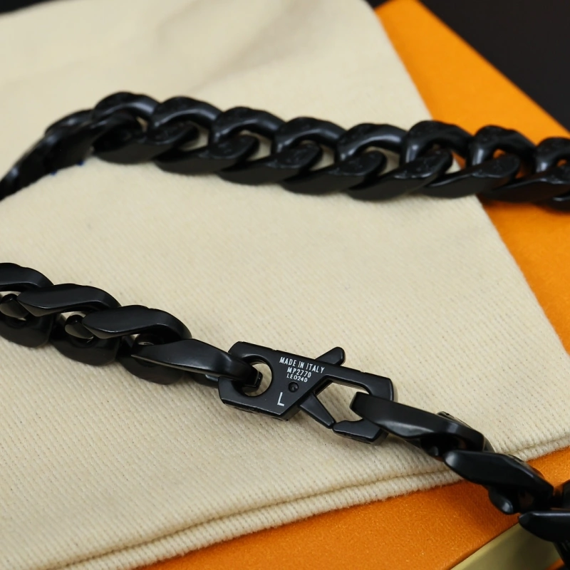 Sleek Louis Vuitton Necklaces 268318
