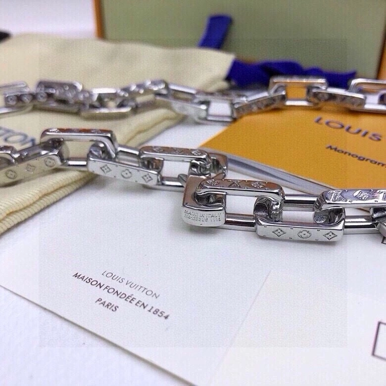 Comfortable Louis Vuitton Necklaces 268369