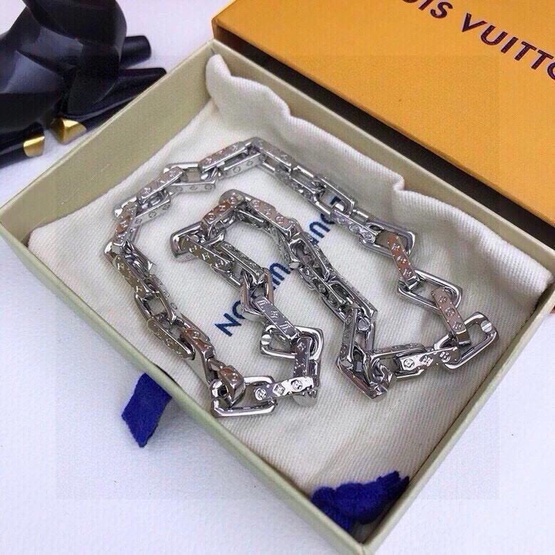 Comfortable Louis Vuitton Necklaces 268369