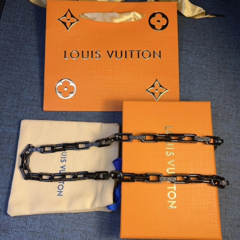 Sleek Louis Vuitton Necklaces 268310