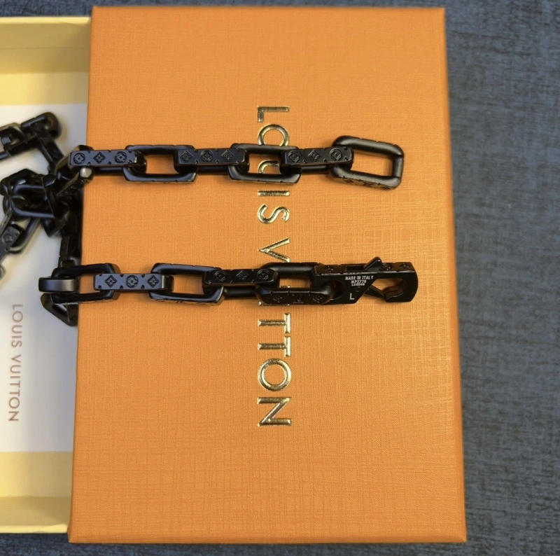 Sleek Louis Vuitton Necklaces 268310