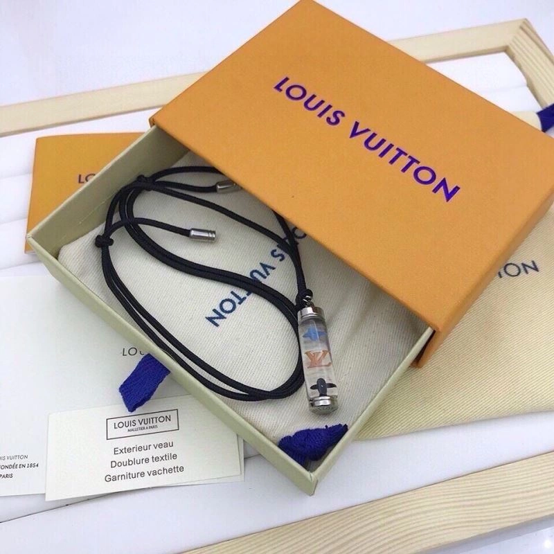 MultiPurpose Louis Vuitton Necklaces 268320