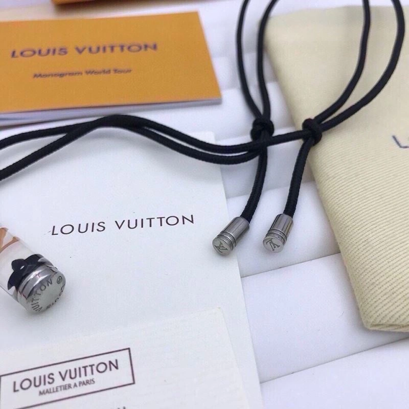 MultiPurpose Louis Vuitton Necklaces 268320