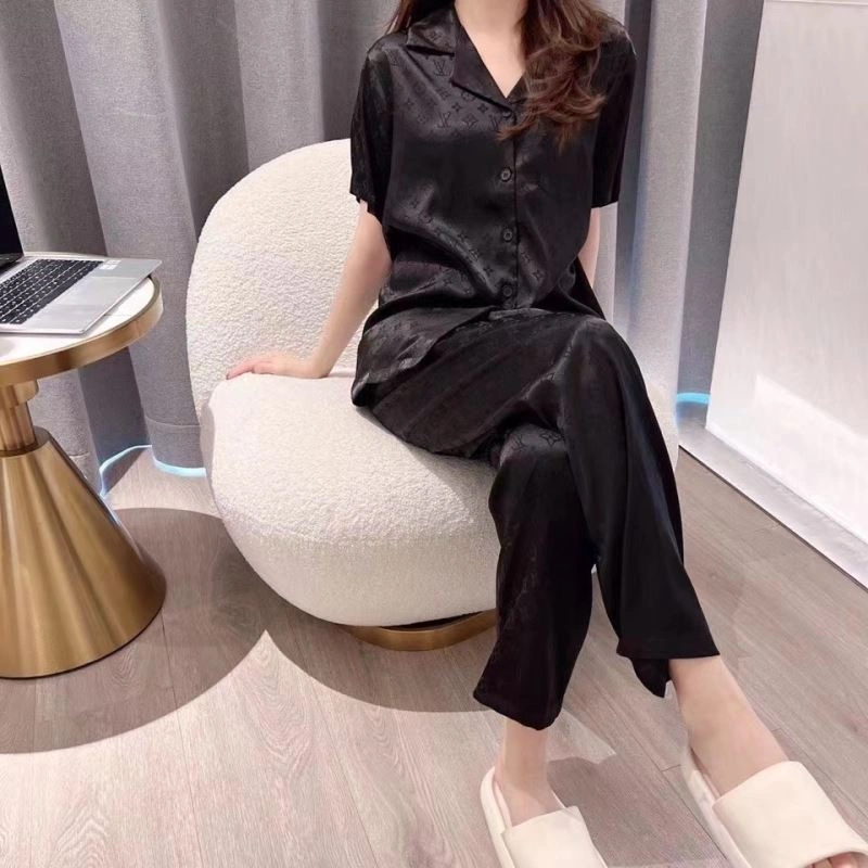 Versatile Louis Vuitton Nightwear 269055
