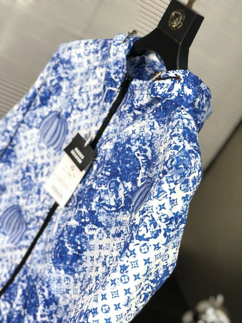 Unisex Louis Vuitton Outwear 132096
