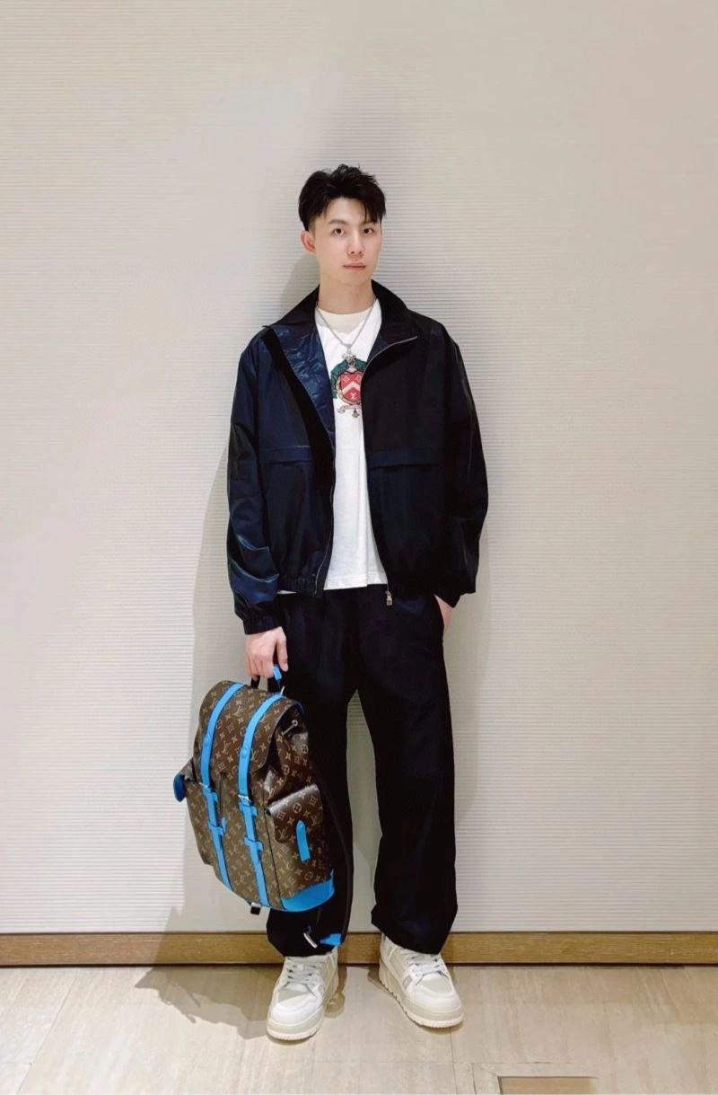 Versatile Louis Vuitton Outwear 138614