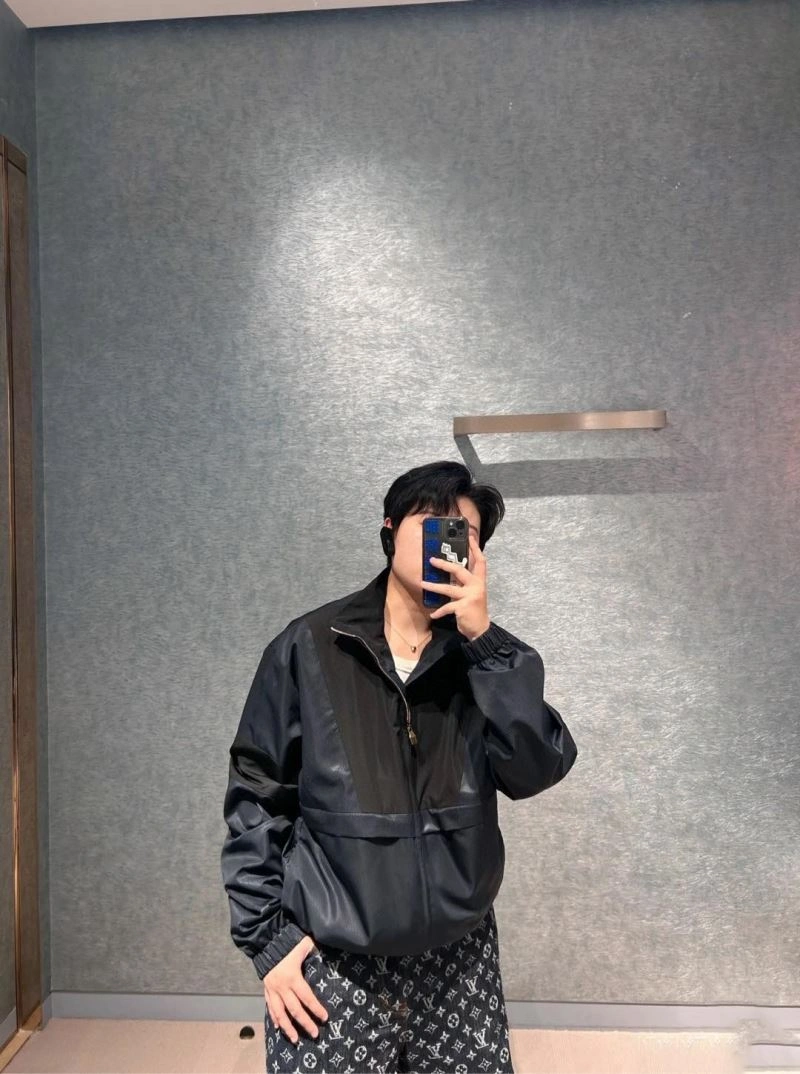 Versatile Louis Vuitton Outwear 138614