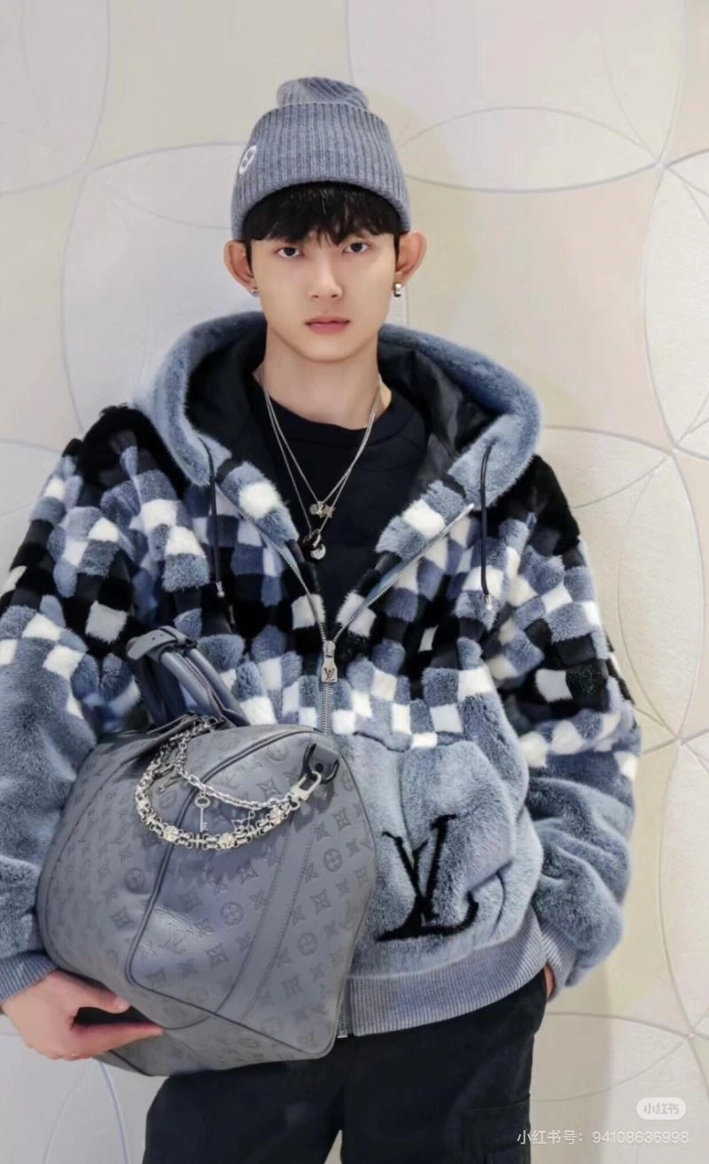 WellDesigned Louis Vuitton Outwear 138628