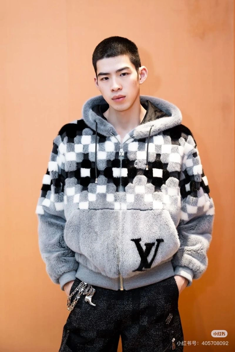 WellDesigned Louis Vuitton Outwear 138628