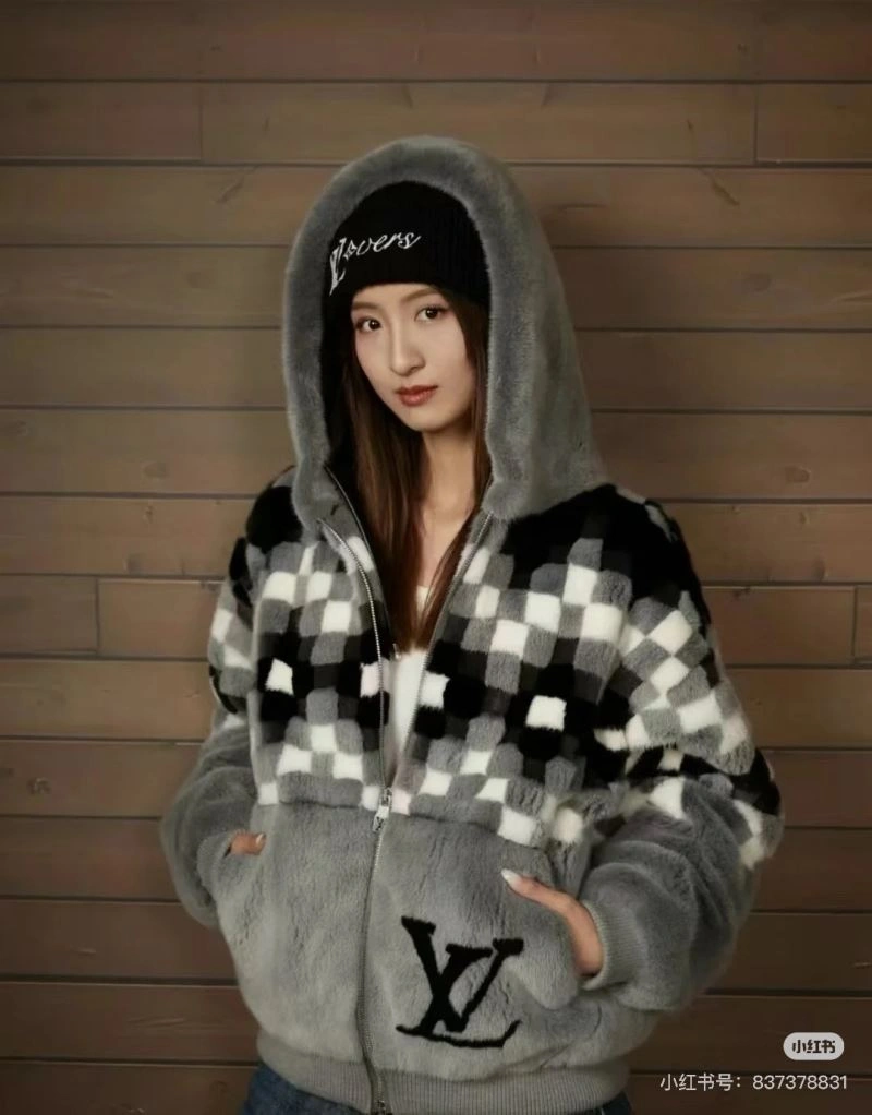 WellDesigned Louis Vuitton Outwear 138628