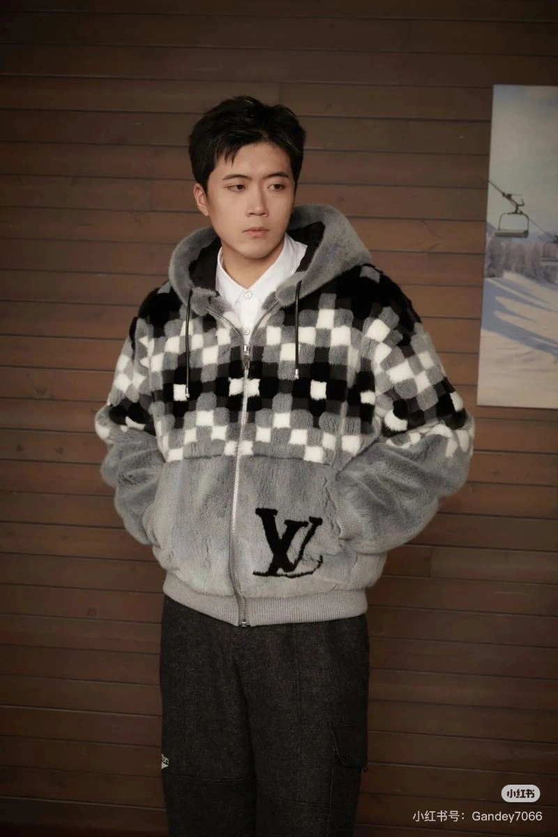 WellDesigned Louis Vuitton Outwear 138628