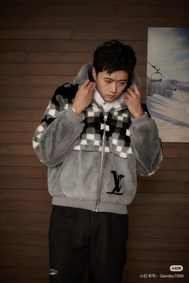 WellDesigned Louis Vuitton Outwear 138628