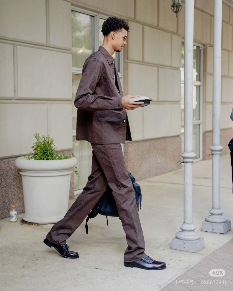 Effortless Louis Vuitton Outwear 138632