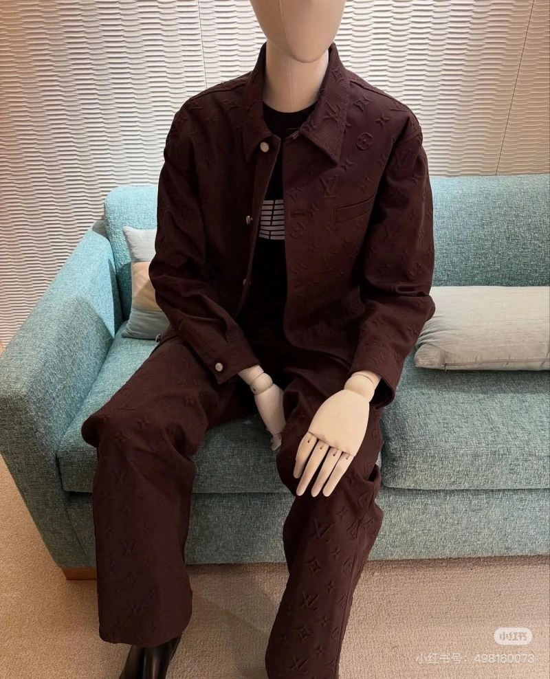 Effortless Louis Vuitton Outwear 138632