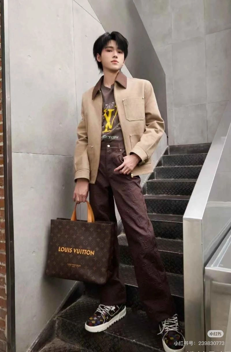 Effortless Louis Vuitton Outwear 138632