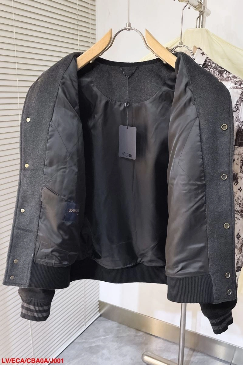 Breathable Louis Vuitton Outwear 139107
