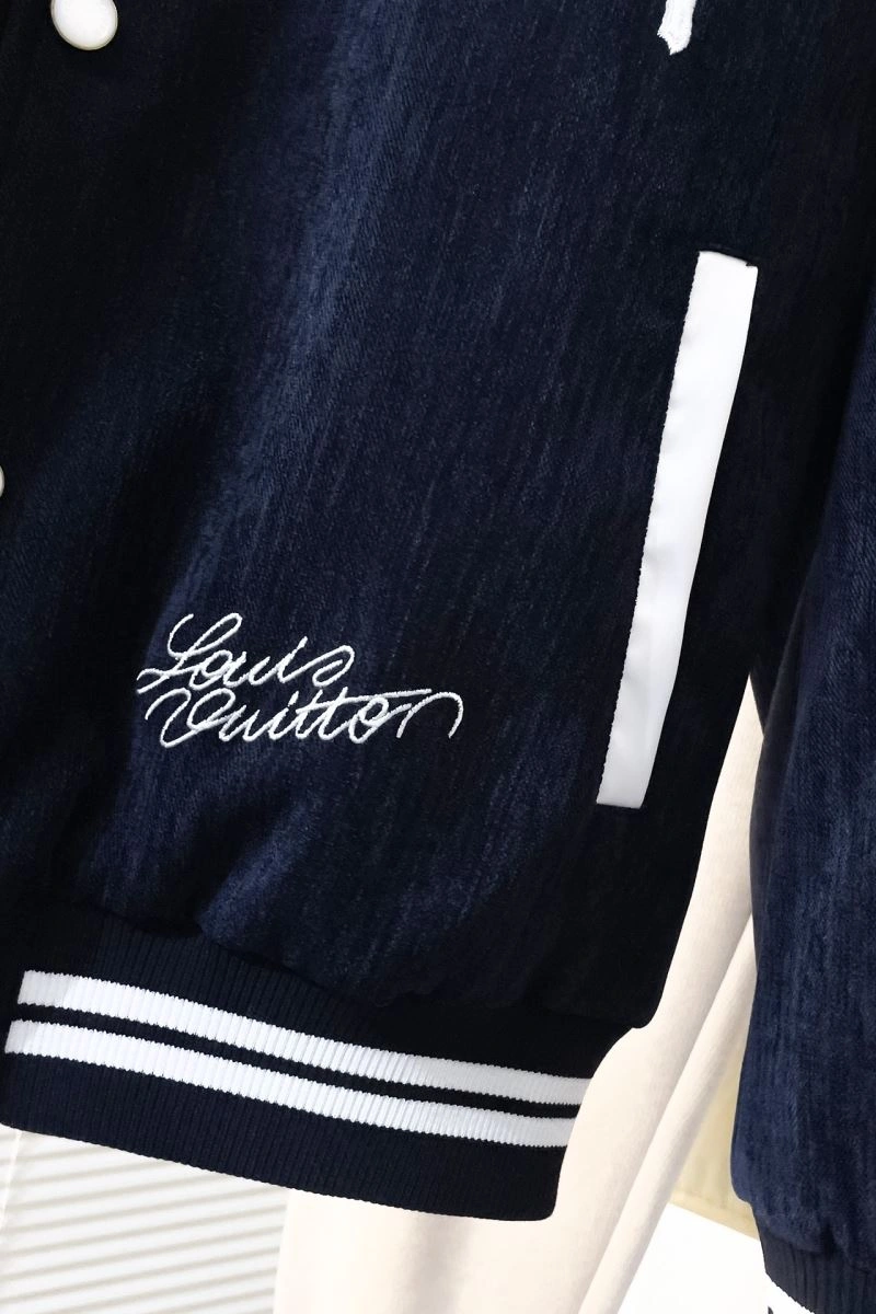Unisex Louis Vuitton Outwear 139088